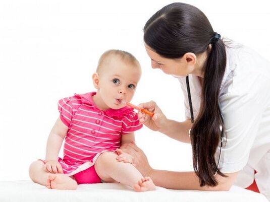 L'enfant prend des médicaments contre les parasites